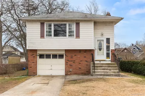 14 Cumberland St, West Babylon, NY 11704