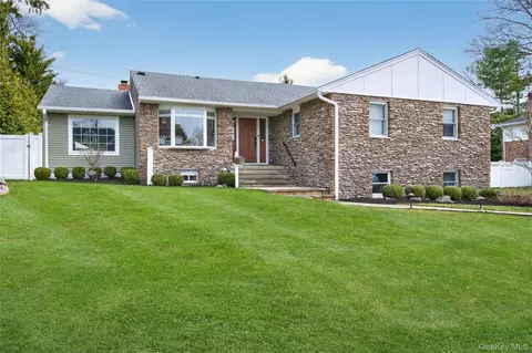 21 Roosevelt Dr, East Norwich, NY 11732