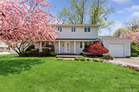 49 Saratoga Dr, Jericho, NY 11753