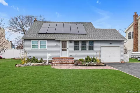 190 31st St, Lindenhurst, NY 11757