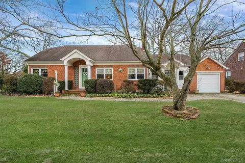 64 John St, Patchogue, NY 11772