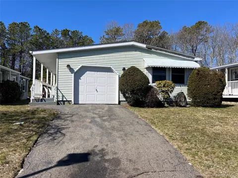 75 Village Cir W, Manorville, NY 11949