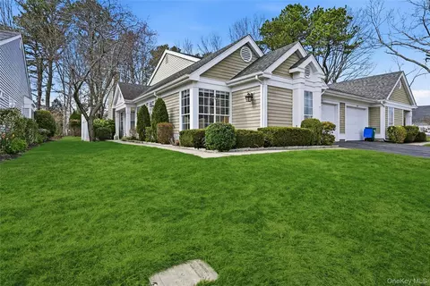 233 Glen Dr #233, Ridge, NY 11961