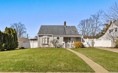 82 Barnyard Ln, Levittown, NY 11756