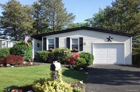 43 Village Cir S, Manorville, NY 11949