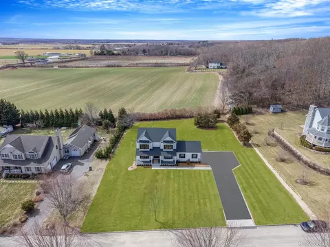 85 Roanoke Ct, Riverhead, NY 11901