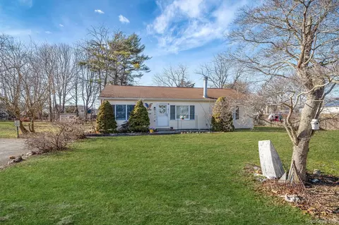 72 Locust Ave, Oakdale, NY 11769