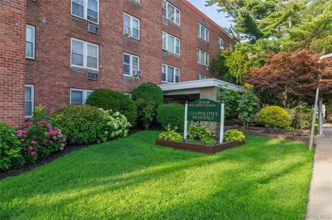 250 W Merrick Rd #1E, Freeport, NY 11520