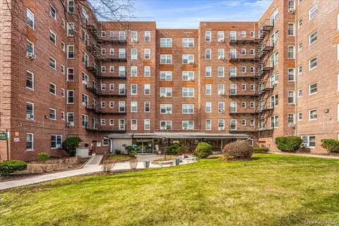 8450 169th St #306, Jamaica, NY 11432