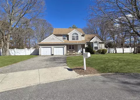 23 Shamrock Ln, Centereach, NY 11720