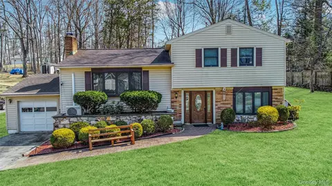 10 Horizon Hill Dr, Poughkeepsie, NY 12603