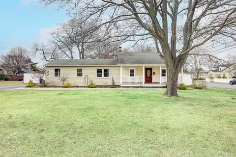 507 Gillette Ave, Bayport, NY 11705
