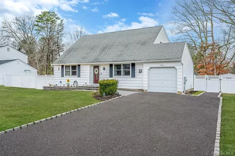 51 Ridge Haven Dr, Ridge, NY 11961