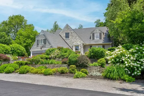 6 Janssen Dr, North Hempstead, NY 11030