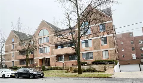 10 Canterbury Rd #1B, North Hempstead, NY 11021
