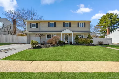 5 Martin Ln, Old Bethpage, NY 11804