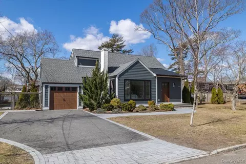 16 Shore Rd, Patchogue, NY 11772