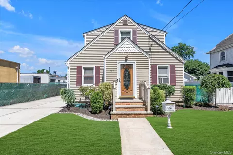 130 Custer Ave, North Hempstead, NY 11596
