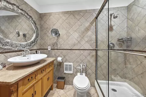 Bath - 16 Rockledge Ave #2E2, Ossining, NY 10562 photo 1 of 2