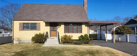 6 Bogardus Rd, Fishkill, NY 12524
