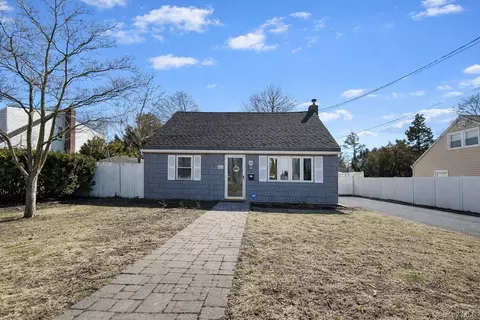 93 Birch Ave E, Farmingdale, NY 11735