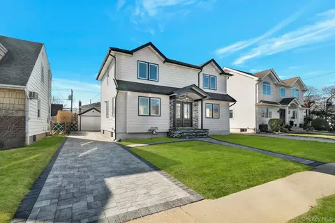 9 Park E, North Hempstead, NY 11040