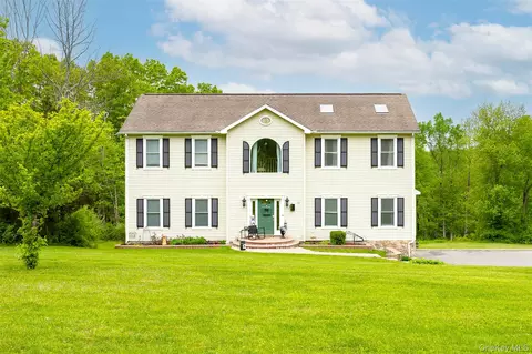 12 Broadview Ln, Red Hook, NY 12571