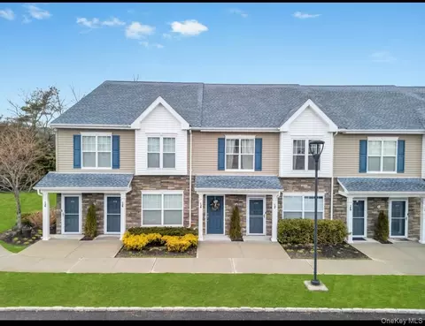 138 Weatherby Ln #138, Central Islip, NY 11722