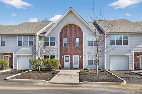 51 Deer Ct Dr, Middletown, NY 10940