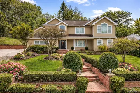 4 2nd St, Woodbury, NY 11797