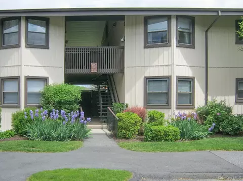 18 Hastings Ct # L, Yorktown, NY 10598