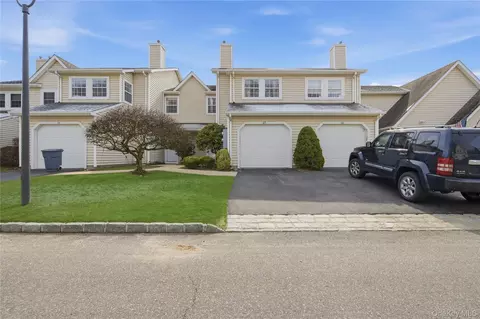 69 Thomas Ln, Setauket, NY 11733