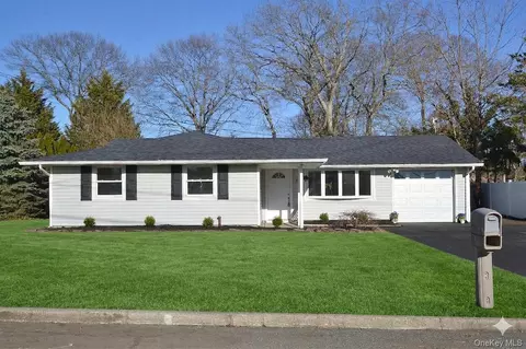 15 Allegheny Dr E, Farmingville, NY 11738
