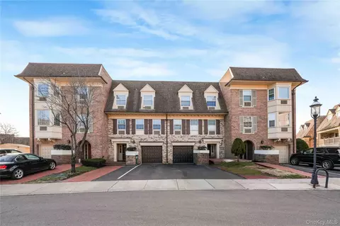 1324 Robin Ln #1195, Bayside, NY 11360