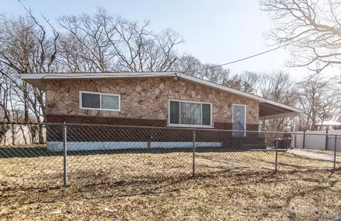 19 Dawn Cres, Central Islip, NY 11722