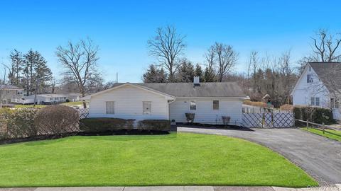10 Sutton Pl, Ronkonkoma, NY 11779