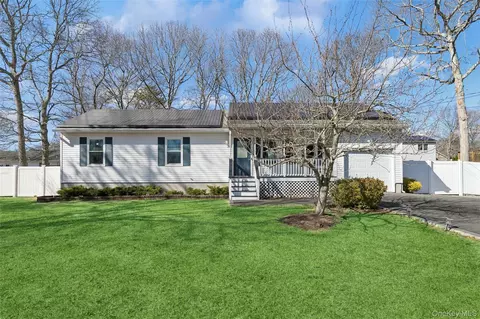 19 Flintlock Dr, Shirley, NY 11967