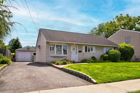 35 Vernon St, Plainview, NY 11803