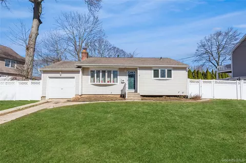 3 Grand Haven Dr, Commack, NY 11725