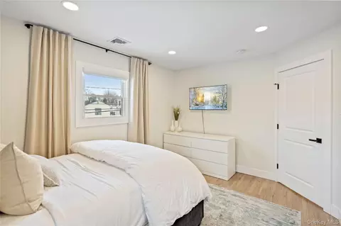 Bedroom - 36 Stauber Dr, Plainview, NY 11803 photo 5 of 5