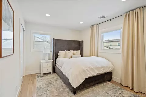Bedroom - 36 Stauber Dr, Plainview, NY 11803 photo 4 of 5