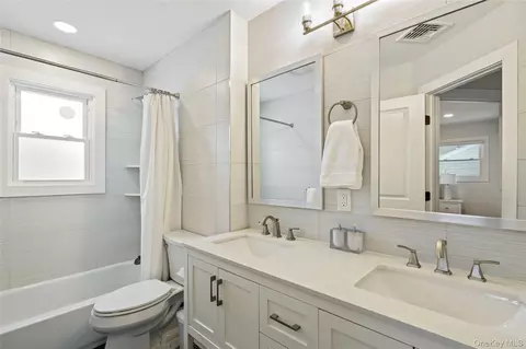 Bath - 36 Stauber Dr, Plainview, NY 11803 photo 4 of 5