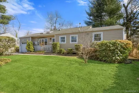 34 Foxwood Dr E, Huntington Station, NY 11746