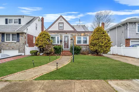 12 Edna Ct, Valley Stream, NY 11580