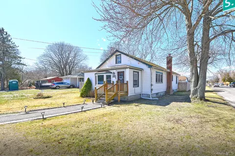50 S Evergreen Dr, Selden, NY 11784