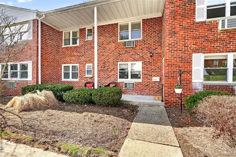 225 N Middletown Rd #J, Orangetown, NY 10965