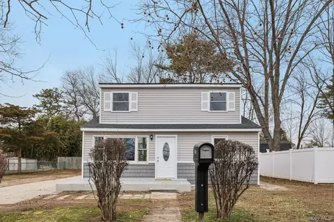 33 E Cherry St, Central Islip, NY 11722