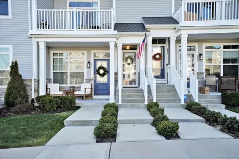 272 Silver Timber Dr, Yaphank, NY 11980