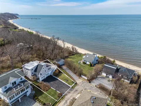 31 W Fairview Ave, Riverhead, NY 11901