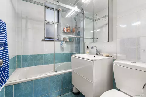 Bath - 2552 E 7th St #2J, Brooklyn, NY 11235 photo 1 of 1